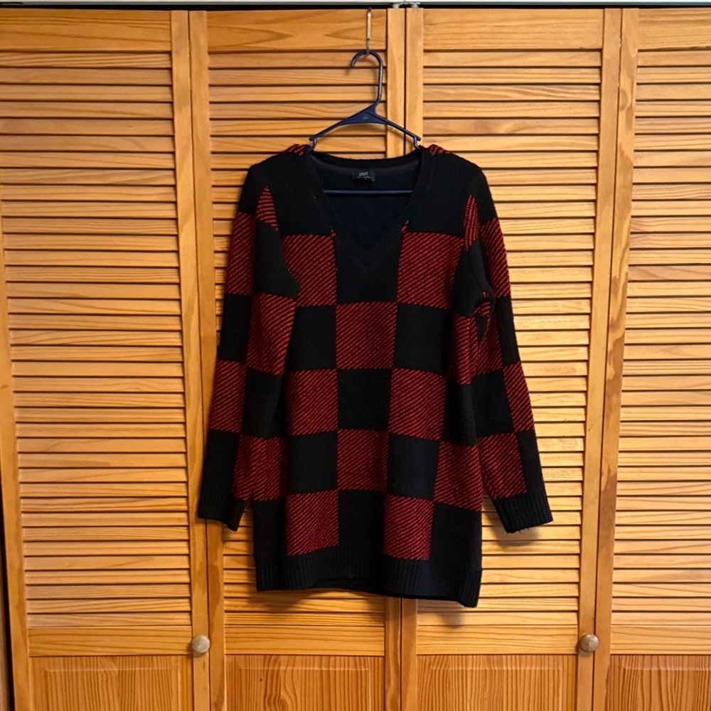 Elegant Black and Red Checkered V-Neck Sweater